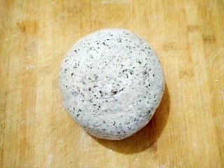 5、薄荷青团――最爱那抹青,和成软硬适中的面团，薄荷泥一同和入面中。（如果不是接着用就要放进保鲜袋中防干）