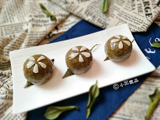 13、薄荷青团――最爱那抹青,做的不多，一顿就吃完了，所以上锅前，出锅后都没有给青团刷油。如果做的多，一顿吃不完，出锅后趁热刷一层薄薄的橄榄油，然后包裹保鲜膜保存，避免青团皮干硬。