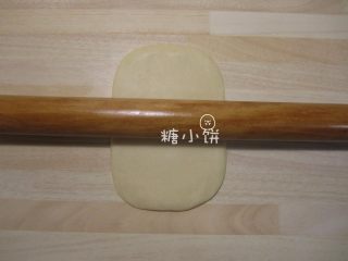 7、【苏式五仁月饼】,取步骤8包好的一个面团压扁，擀成矩形