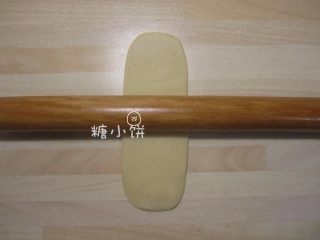 8、【苏式五仁月饼】,取一个擀卷过一次的面卷，收口朝下再次压扁擀开