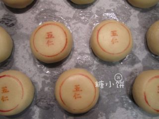 13、【苏式五仁月饼】,再用一个瓶盖压出一个圈形即可