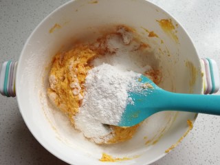 1、南瓜豆沙小汤圆,南瓜一块蒸熟后取100克压成泥，趁热加入糯米粉拌均匀