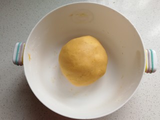 2、南瓜豆沙小汤圆,然后揉成光滑的糯米团放一旁备用