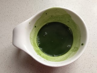 3、南瓜豆沙小汤圆,大麦青汁粉加入少许开水冲开