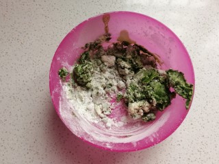 4、南瓜豆沙小汤圆,然后将青汁液一点点加入到20克糯米粉中拌均匀