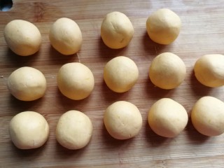 6、南瓜豆沙小汤圆,把黄色糯米团分成均等的小剂子搓成光滑的小团子