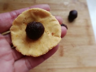 8、南瓜豆沙小汤圆,再放入适量豆沙馅