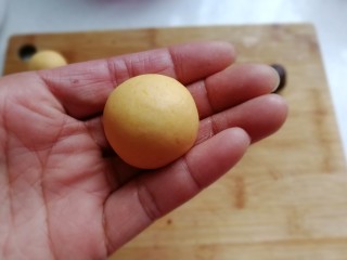 9、南瓜豆沙小汤圆,收口包起来搓圆