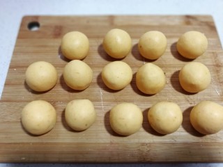 10、南瓜豆沙小汤圆,依次包完所有的糯米团