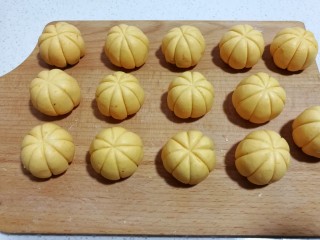 12、南瓜豆沙小汤圆,依次压好所有的糯米团