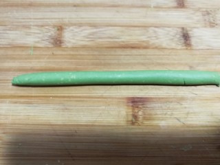13、南瓜豆沙小汤圆,取一点绿色糯米团先搓成长条