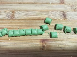 14、南瓜豆沙小汤圆,再切成长约1厘米的小段