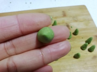 15、南瓜豆沙小汤圆,然后用手捏成一个小圆椎形