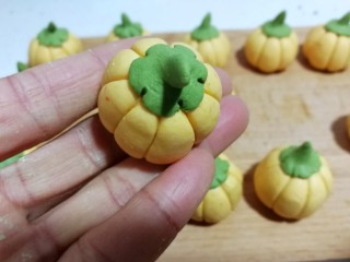 18、南瓜豆沙小汤圆,最后可以用牙签压出一点花纹会更形象些，当然你也可以不压直接下锅