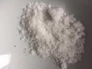 2、河蚌咸肉豆腐汤,取2大勺粗盐，河蚌用粗盐搓洗去除粘液。