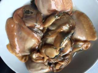 3、河蚌咸肉豆腐汤,处理完的河蚌冲清水后沥干备用。