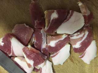 4、河蚌咸肉豆腐汤,咸肉切片备用。