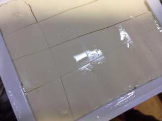 5、河蚌咸肉豆腐汤,豆腐切块备用。