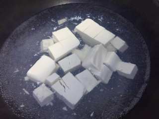 6、河蚌咸肉豆腐汤,沸水汆烫豆腐。