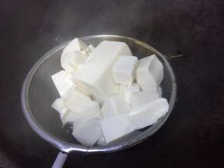 7、河蚌咸肉豆腐汤,烫好的豆腐捞出备用。