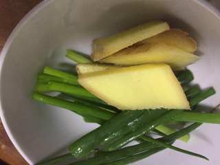 8、河蚌咸肉豆腐汤,葱段姜片切好备用。