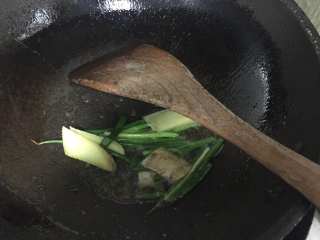 10、河蚌咸肉豆腐汤,起油锅煸葱姜。