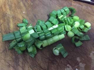 14、河蚌咸肉豆腐汤,青蒜切碎。