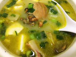 15、河蚌咸肉豆腐汤,撒入青蒜，即可食用。