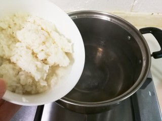 2、糖桂花酒酿蛋花,锅中水开放入酒酿