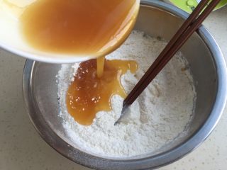 3、莲蓉蛋黄月饼（50克）,然后把两者和在一起，揉成面团。