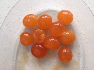 5、莲蓉蛋黄月饼（50克）,准备10个咸蛋黄。蛋黄表面的人蛋白黏液一定要弄干净。