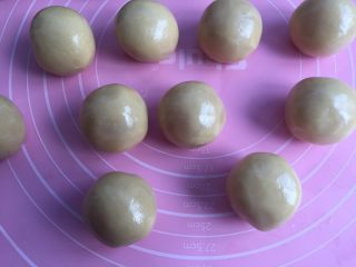 11、莲蓉蛋黄月饼（50克）,一个个做好排排队，亮个相吧！