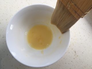 14、莲蓉蛋黄月饼（50克）,准备蛋黄液。一个蛋黄加入10克水调匀。