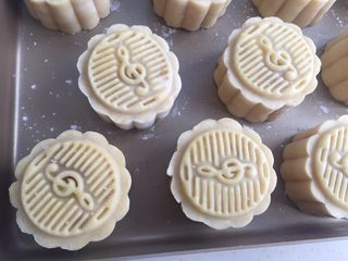 15、莲蓉蛋黄月饼（50克）,定型后拿出，用羊毛刷刷上稀释蛋黄液。刷好后再放入烤箱烤10分钟即可。