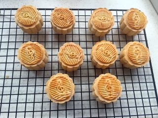 16、莲蓉蛋黄月饼（50克）,出炉立刻拿到烤架上晾凉。然后密封好等待回油后更好吃。