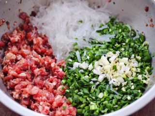 6、韭菜粉条发面包,这个时候加入切碎的粉条，韭菜和葱姜。