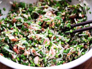 8、韭菜粉条发面包,把所有的调料混合搅拌均匀即可。