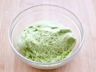 11、韭菜粉条发面包,醒发好的面团，呈蜂窝状。