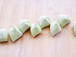 12、韭菜粉条发面包,把醒发好的面团揉匀，搓成长条后，用刀切成大小一致的剂子。