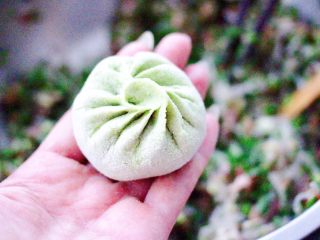 15、韭菜粉条发面包,包成自己喜欢的模样即可。