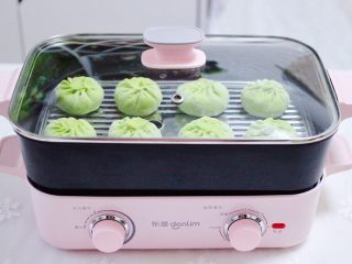 17、韭菜粉条发面包,锅中倒入适量清水，把包好的包子放入锅中，进行二发，看见包子比原来发至大一倍的时候，大火烧开蒸20分钟关火，焖5分钟即可。