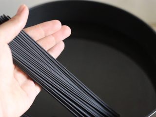 1、海鲜墨鱼汁意大利面,锅里放一勺盐，一大锅水，水烧开后放入意大利面煮到9分熟