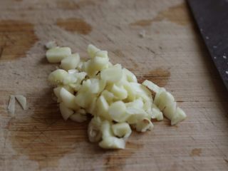 2、海鲜墨鱼汁意大利面,大蒜剥皮切碎备用，利用煮面的时间海鲜处理干净