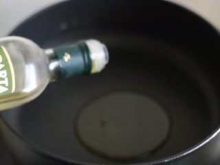 4、海鲜墨鱼汁意大利面,锅中下适量橄榄油