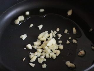 5、海鲜墨鱼汁意大利面,放入蒜蓉煸炒