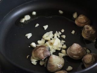 6、海鲜墨鱼汁意大利面,下蛤蜊继续翻炒到微微开口