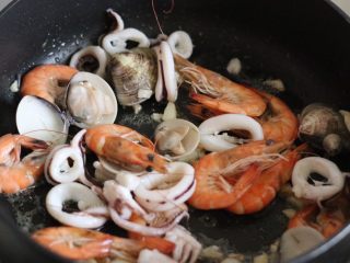 7、海鲜墨鱼汁意大利面,下虾和鱿鱼继续翻炒