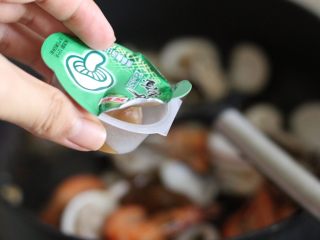 8、海鲜墨鱼汁意大利面,放入1/3浓汤宝，我用的菌菇味道