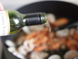 9、海鲜墨鱼汁意大利面,下50ml白葡萄酒，继续翻炒