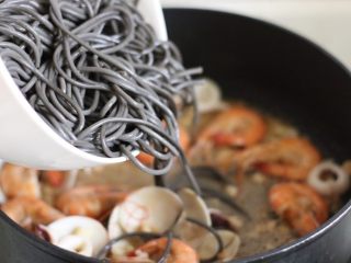10、海鲜墨鱼汁意大利面,下意大利面稍稍搅拌，收汁
